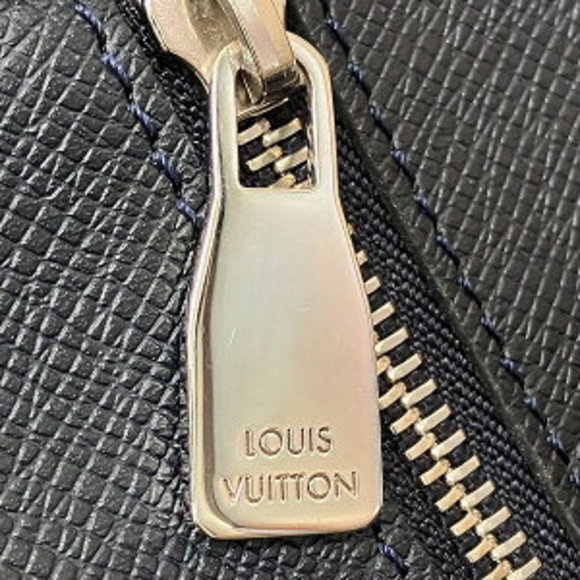 Louis Vuitton Taiga Bag Shoulder Sasha - Picture 8 of 8